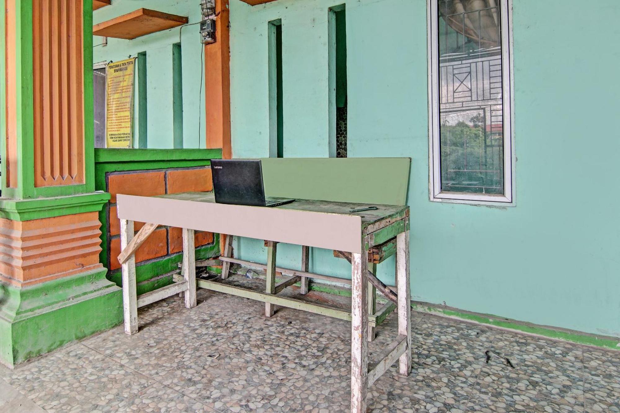 Hotel Spot On 92716 Syafira Near Perumahan Mustamindo Permai 1 2*