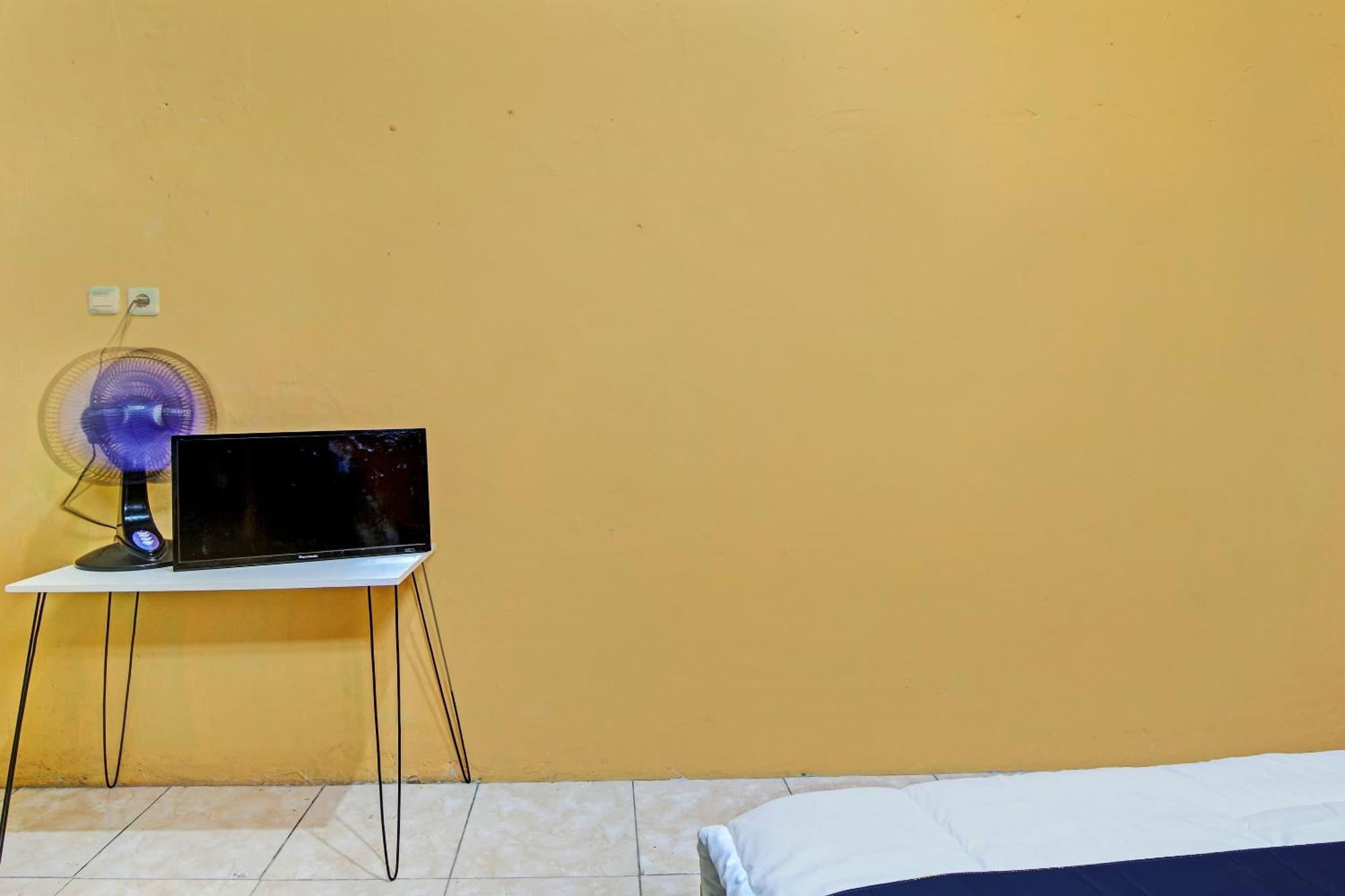 Hotel Spot On 92716 Syafira Near Perumahan Mustamindo Permai 1 2*